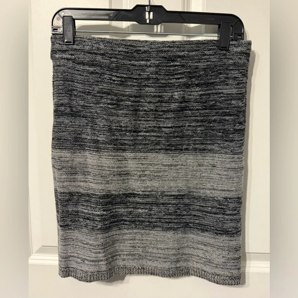 LOFT Black and Gray Pencil Skirt